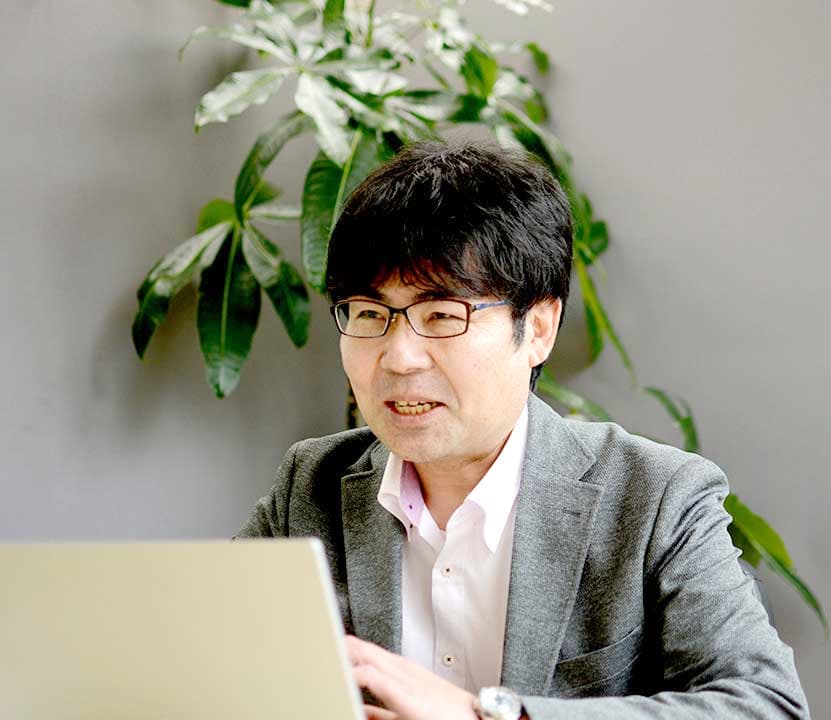 営業部 鈴木 2022年入社