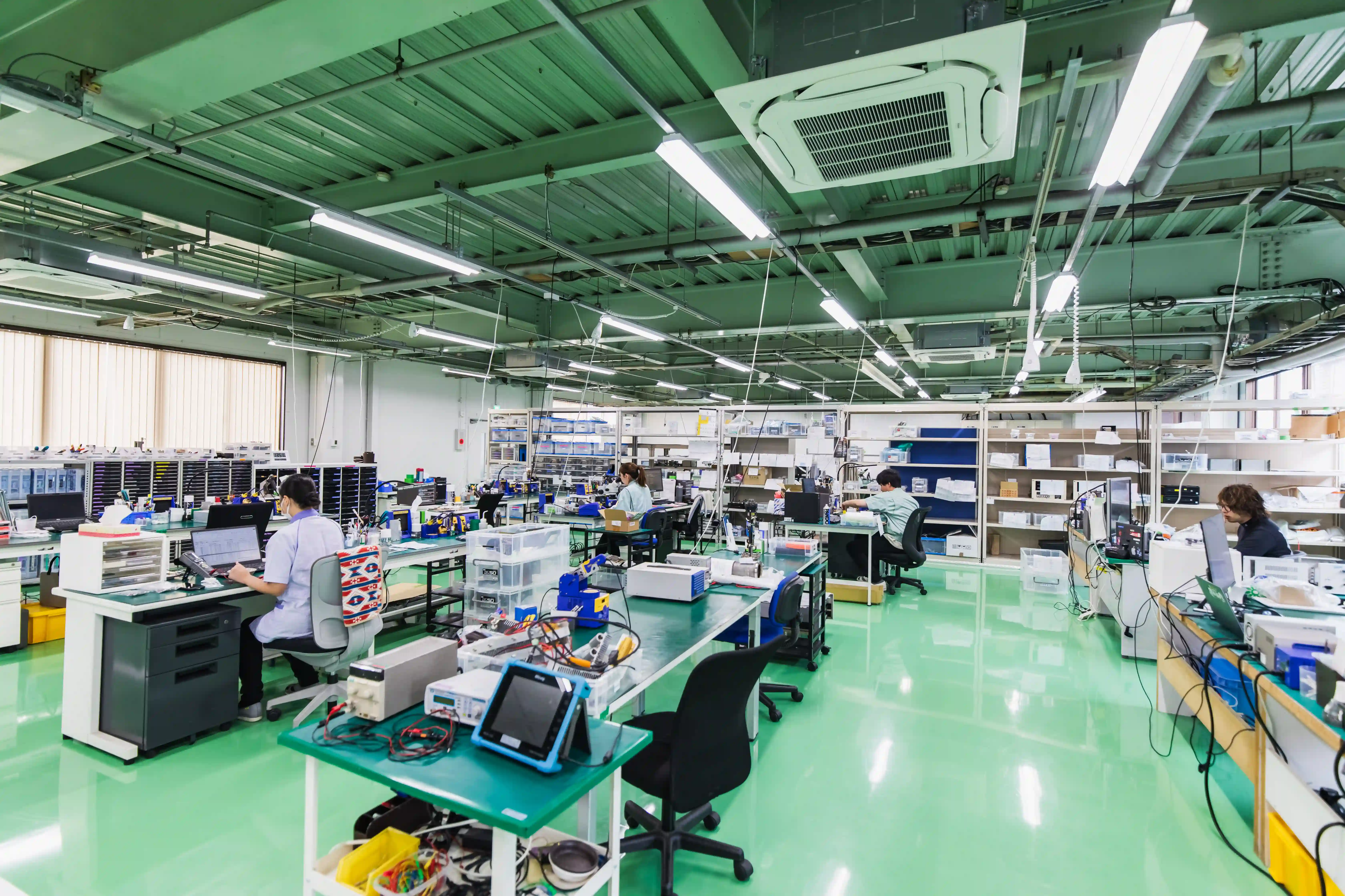 津田製作所の基板製造・修理を行う作業エリア